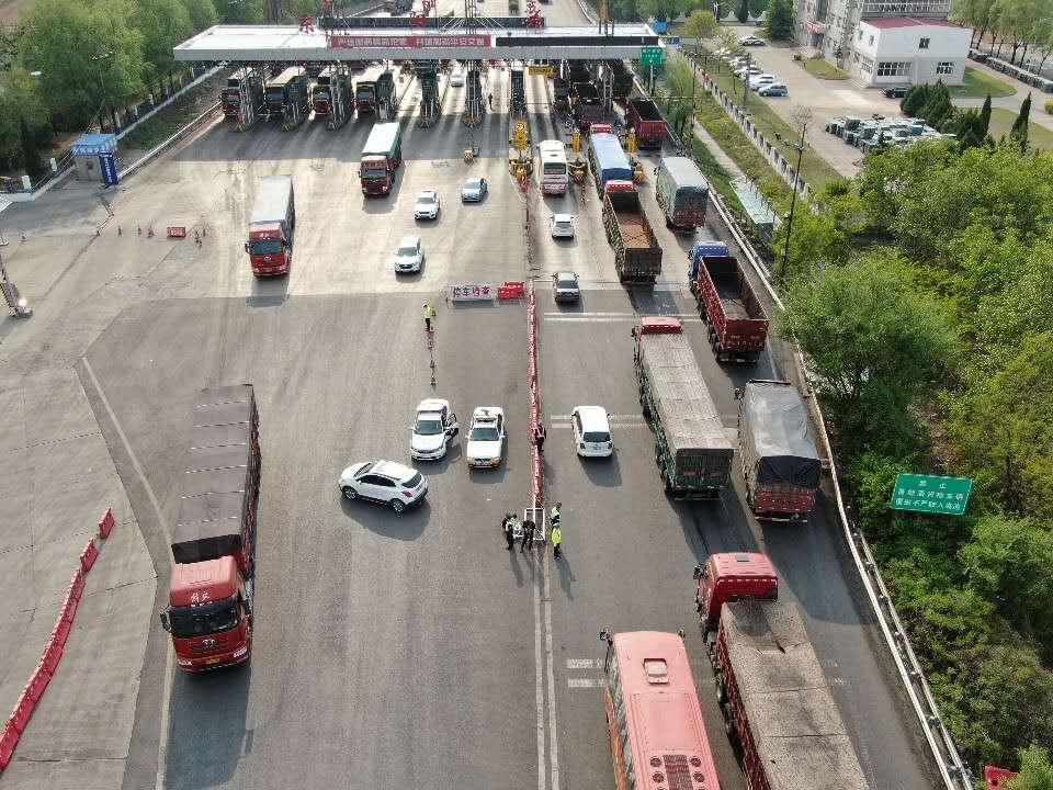 leyu.乐鱼无人机飞手配合高速交警抓拍违章 保障高速公路交